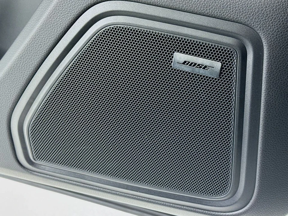 2026 Porsche Macan - Image 12 of 31