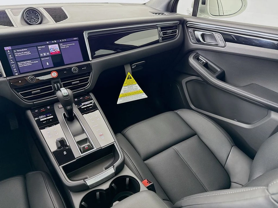 2026 Porsche Macan - Image 26 of 31