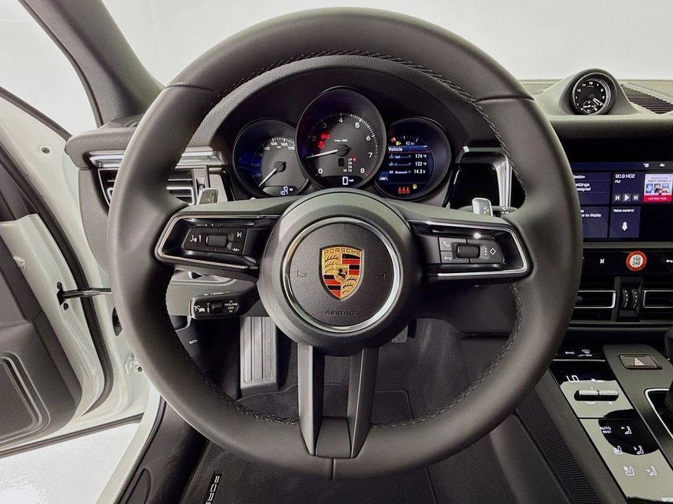 2026 Porsche Macan - Image 15 of 31