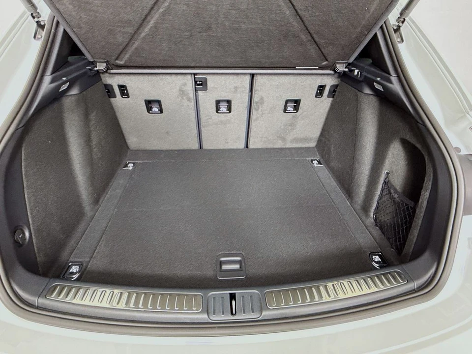 2026 Porsche Macan - Image 29 of 31