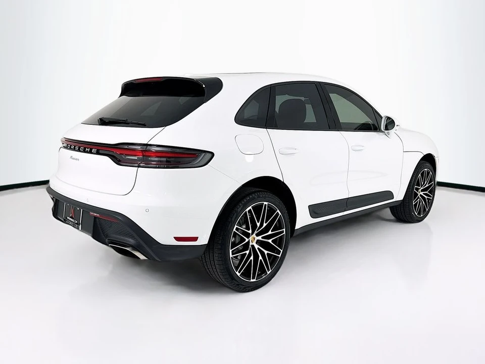 2026 Porsche Macan - Image 9 of 31
