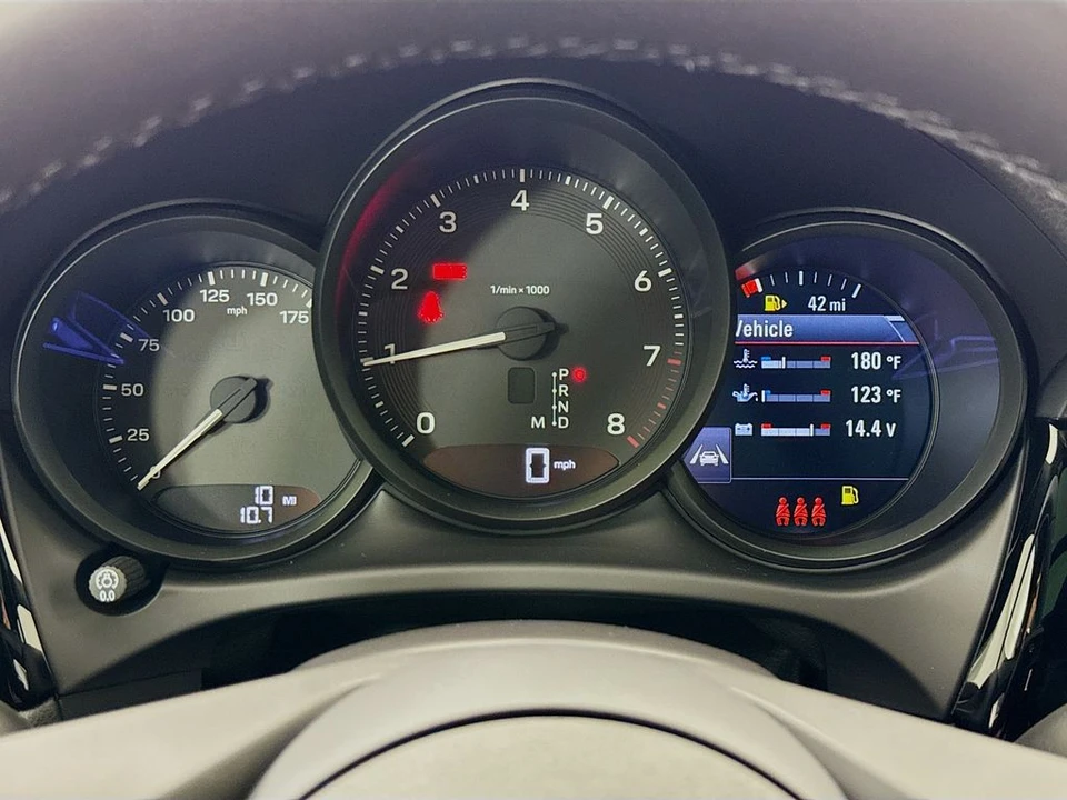 2026 Porsche Macan - Image 16 of 31