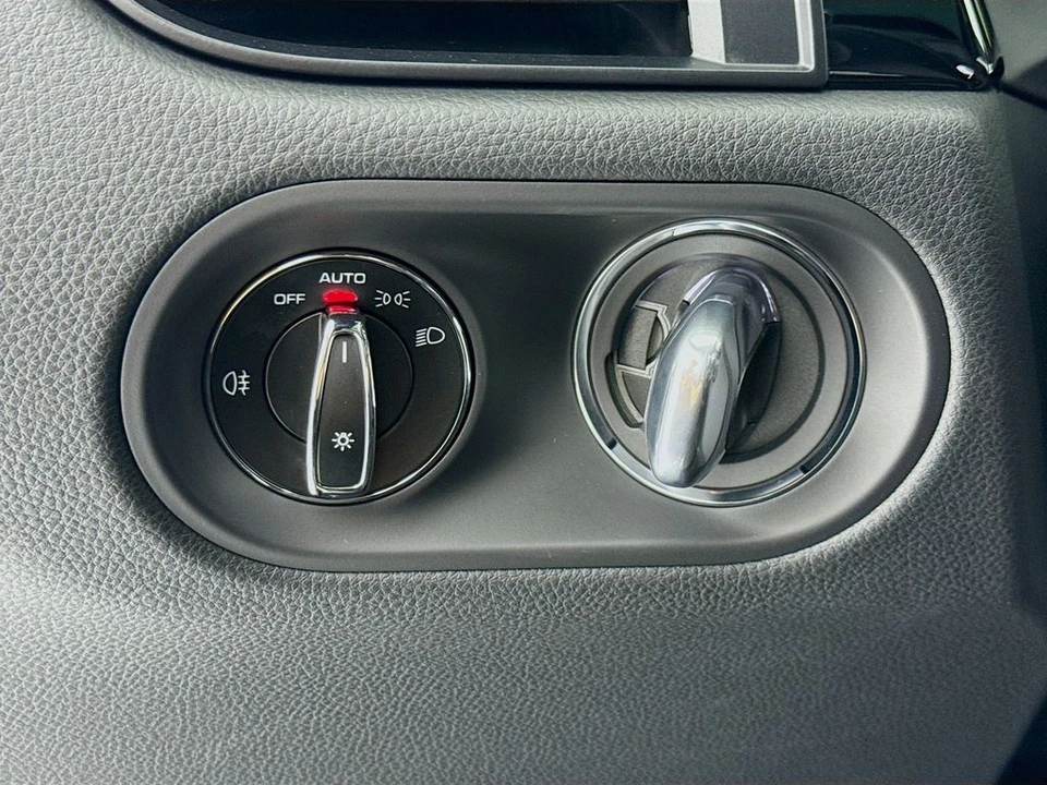 2026 Porsche Macan - Image 14 of 31