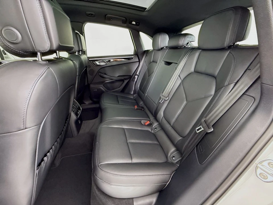 2026 Porsche Macan - Image 24 of 31