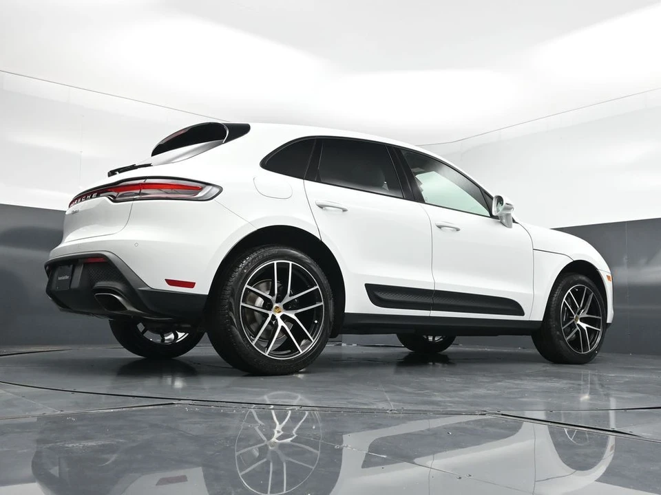 2026 Porsche Macan - Image 25 of 31