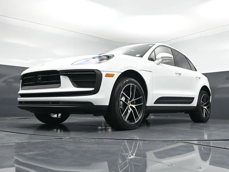 2026 Porsche Macan - Image 21 of 31