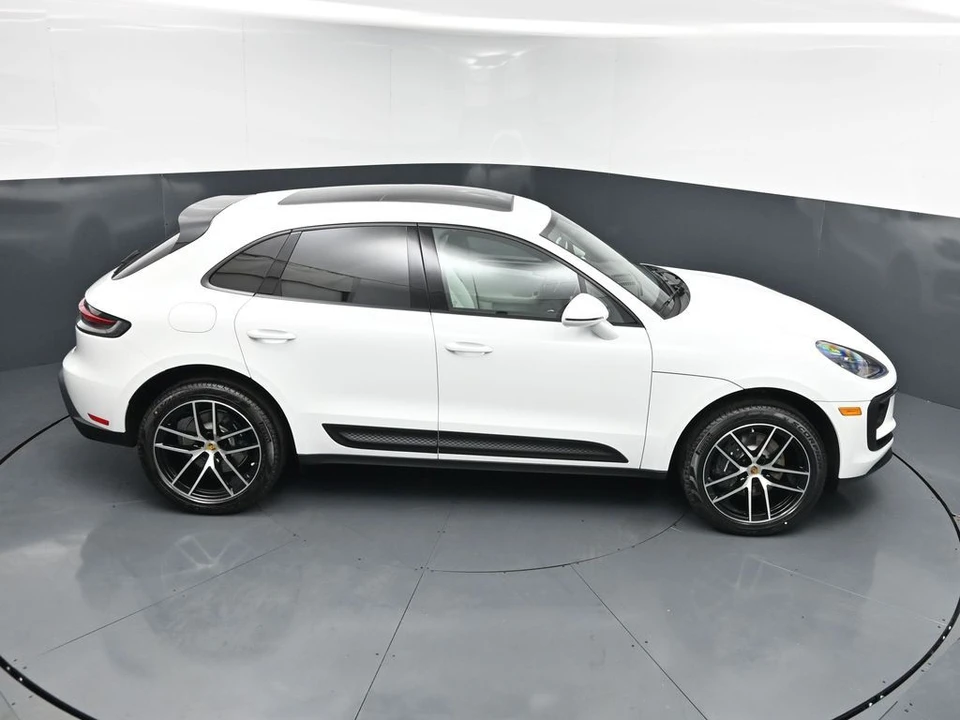 2026 Porsche Macan - Image 18 of 31