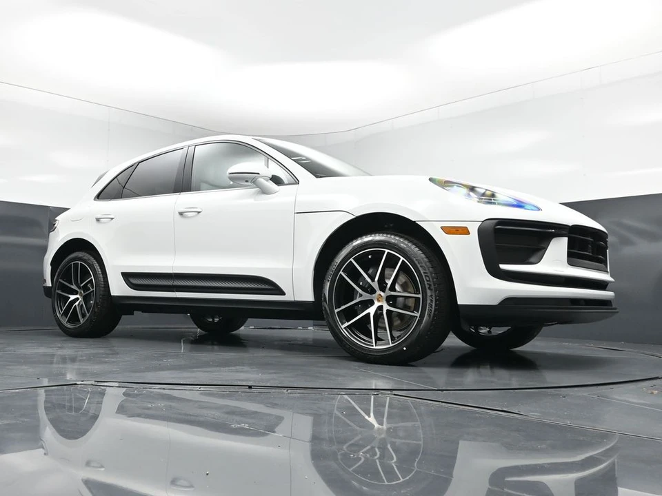 2026 Porsche Macan - Image 27 of 31