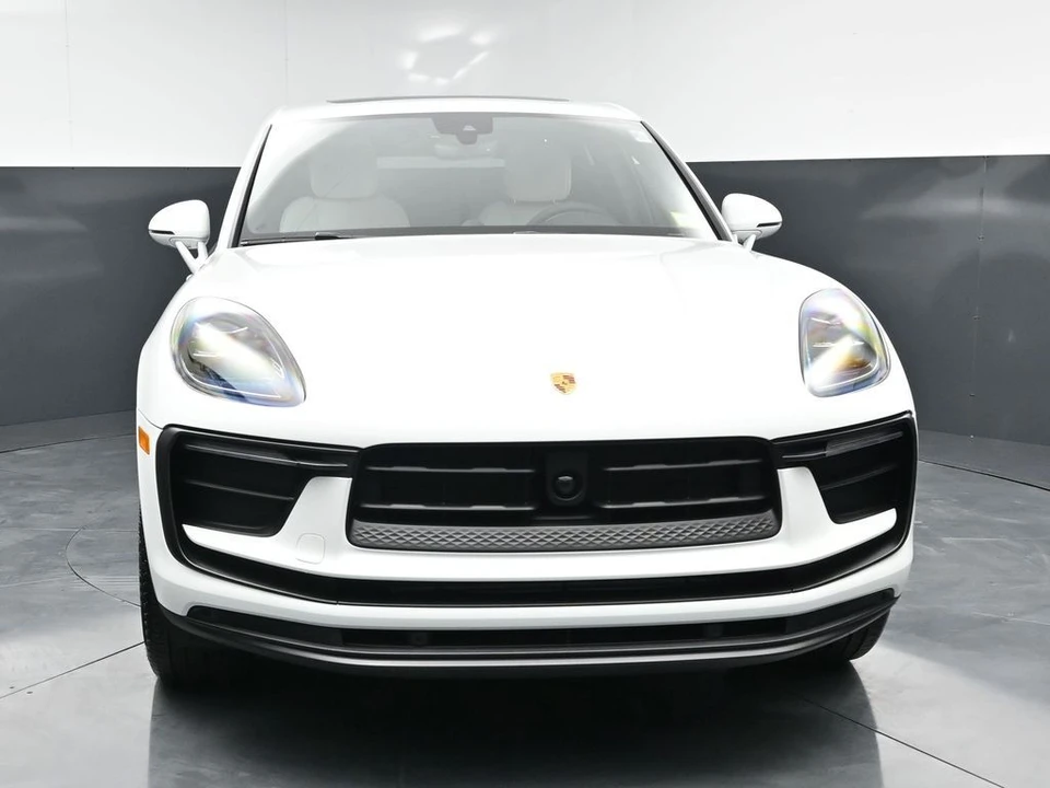 2026 Porsche Macan - Image 12 of 31