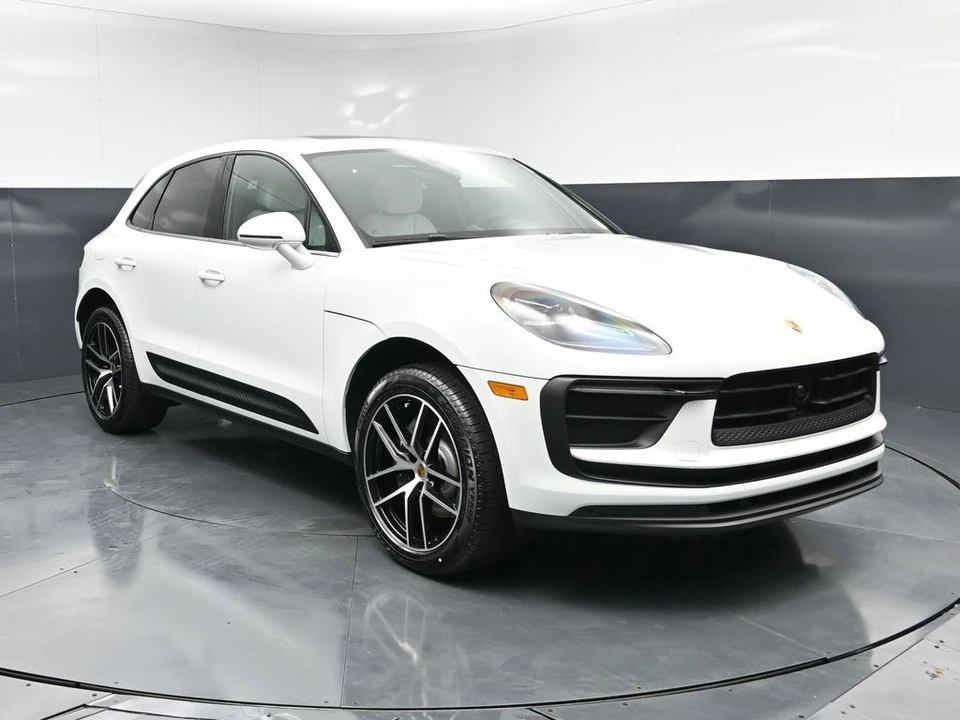 2026 Porsche Macan - Image 11 of 31
