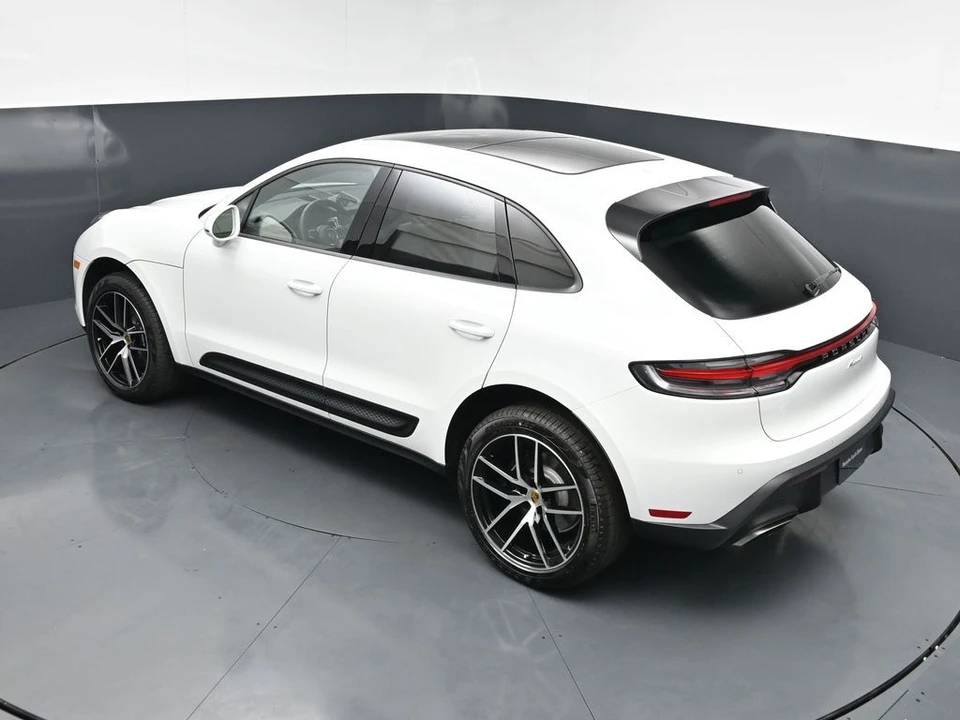 2026 Porsche Macan - Image 15 of 31