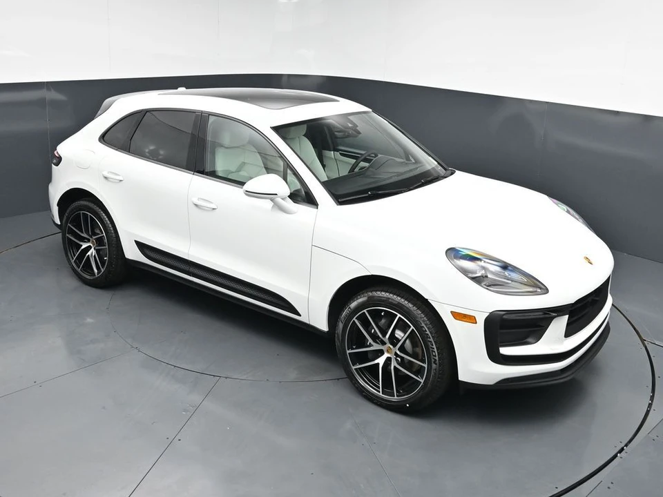 2026 Porsche Macan - Image 19 of 31