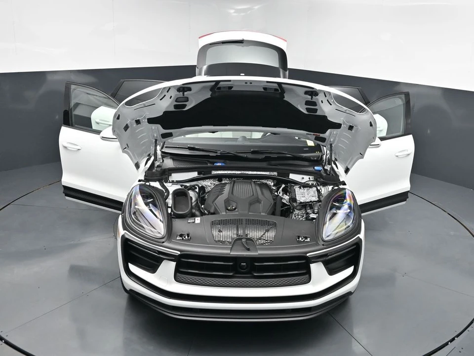2026 Porsche Macan - Image 29 of 31