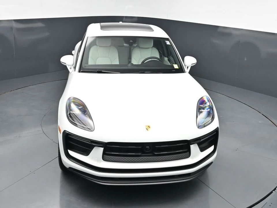 2026 Porsche Macan - Image 20 of 31