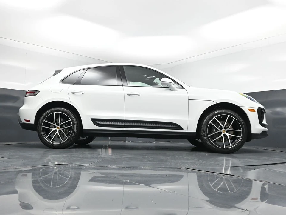2026 Porsche Macan - Image 26 of 31