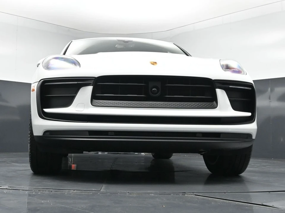 2026 Porsche Macan - Image 28 of 31