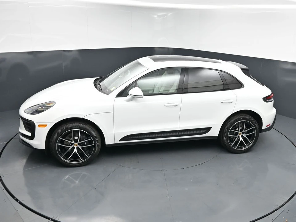 2026 Porsche Macan - Image 14 of 31