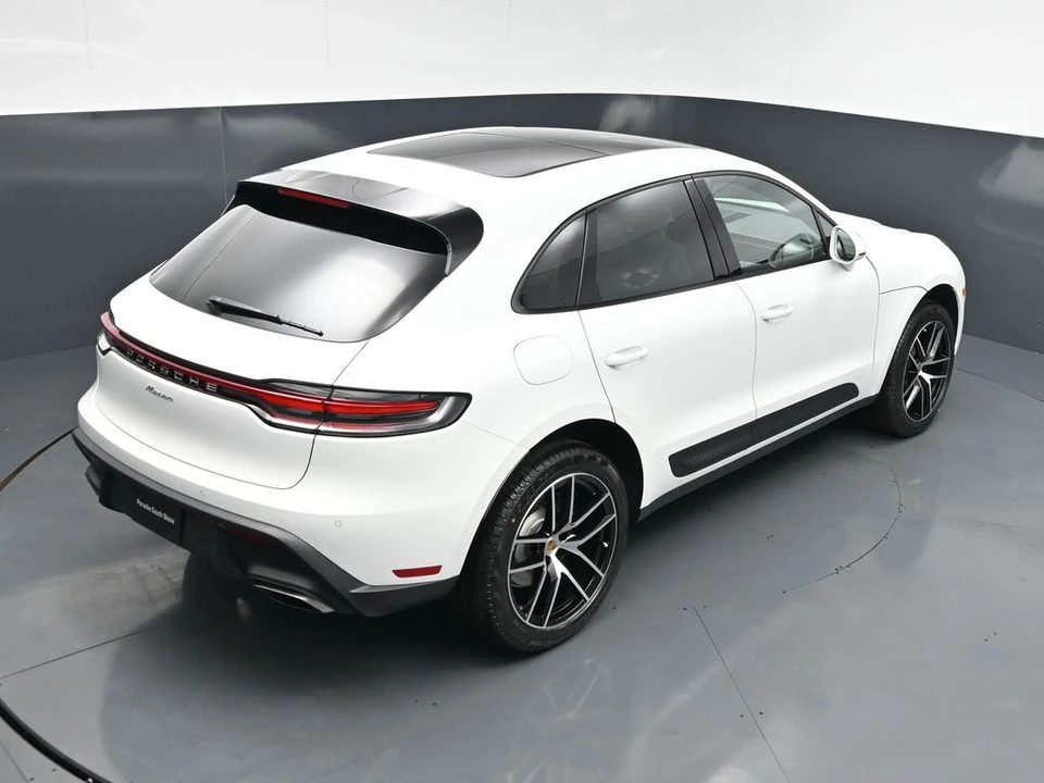 2026 Porsche Macan - Image 17 of 31