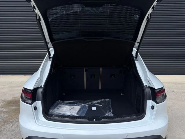 2026 Porsche Macan - Image 25 of 27