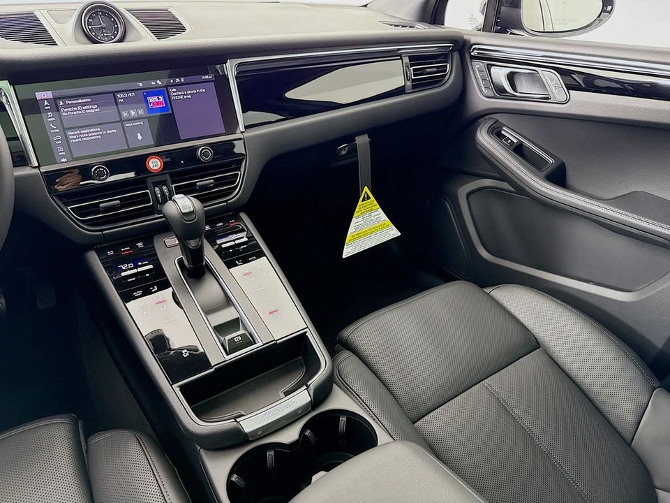 2026 Porsche Macan - Image 26 of 31