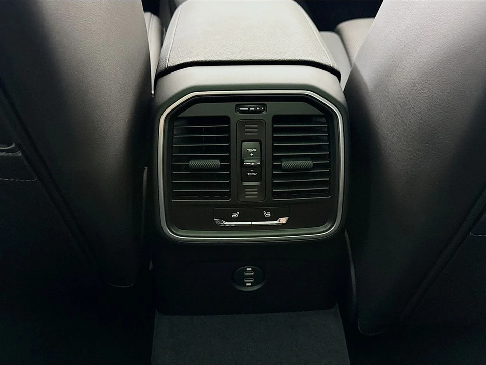 2026 Porsche Macan - Image 27 of 31