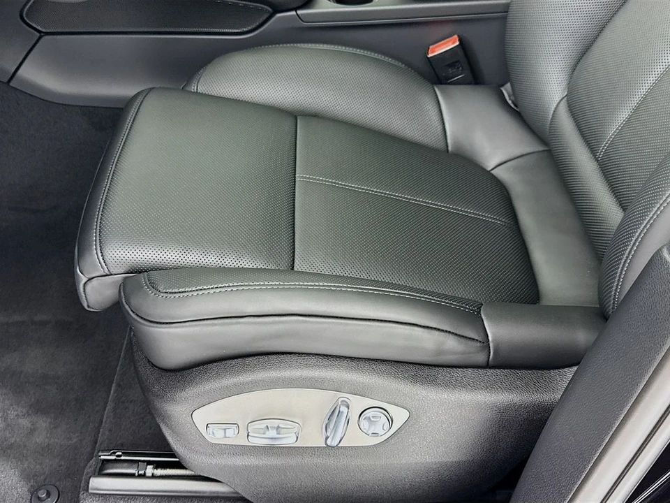 2026 Porsche Macan - Image 13 of 31