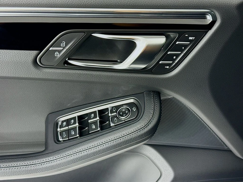 2026 Porsche Macan - Image 11 of 31