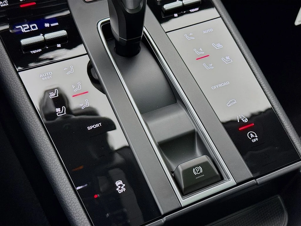2026 Porsche Macan - Image 22 of 31