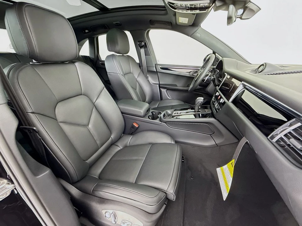 2026 Porsche Macan - Image 30 of 31