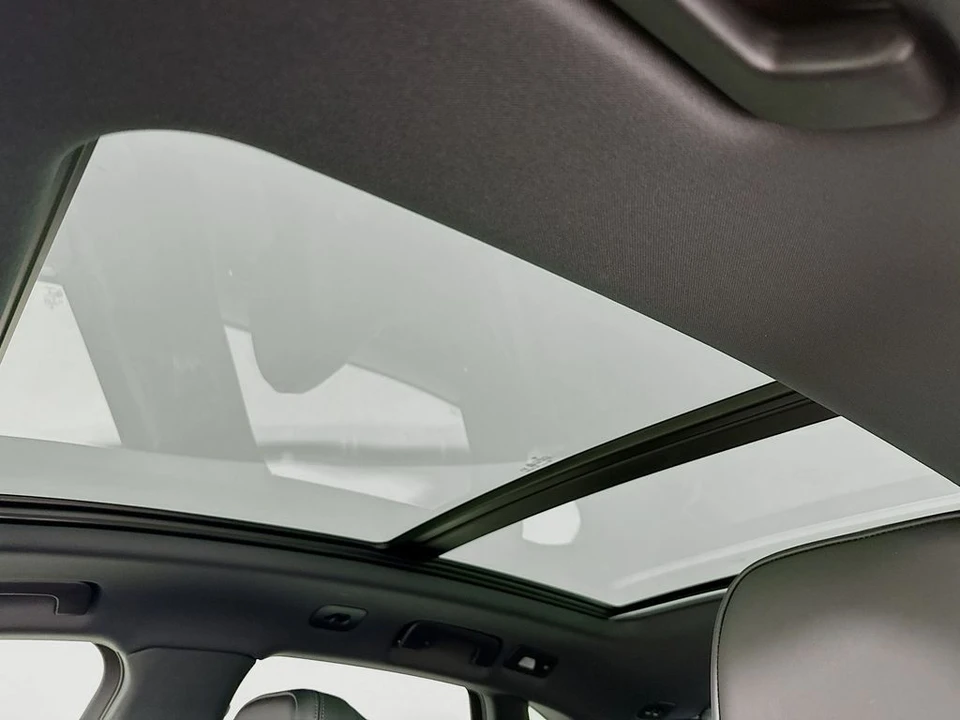 2026 Porsche Macan - Image 23 of 31