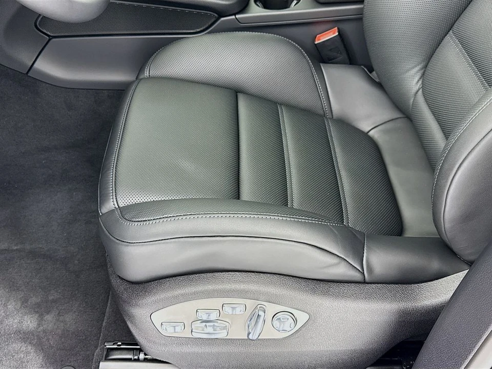 2026 Porsche Macan - Image 13 of 31