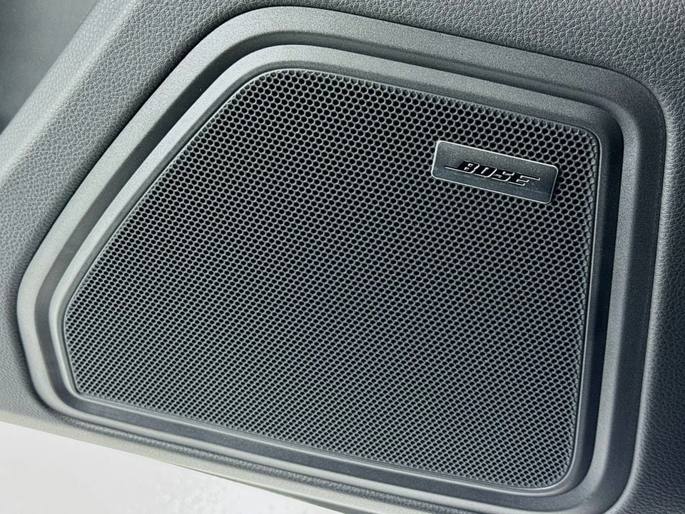 2026 Porsche Macan - Image 12 of 31