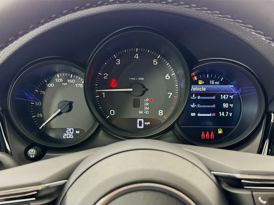 2026 Porsche Macan - Image 17 of 31