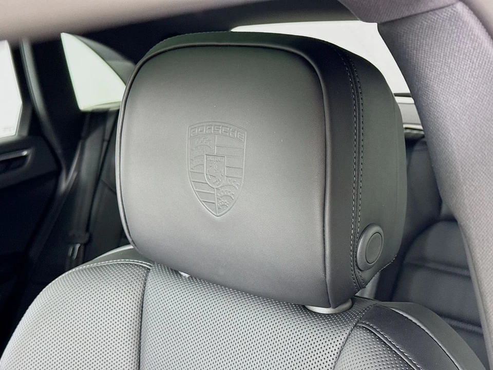 2026 Porsche Macan - Image 14 of 31