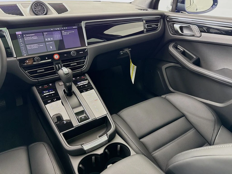 2026 Porsche Macan - Image 27 of 31