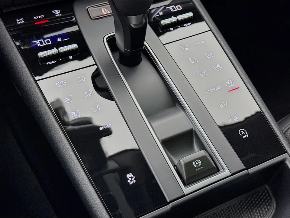 2026 Porsche Macan - Image 23 of 31