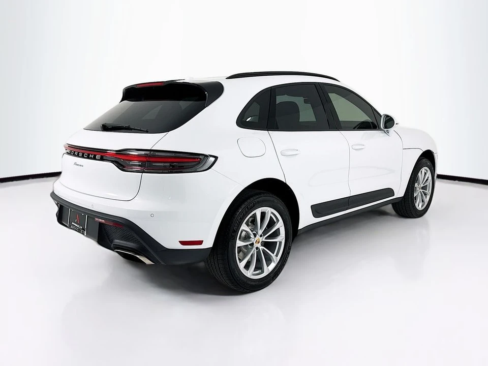2026 Porsche Macan - Image 9 of 31
