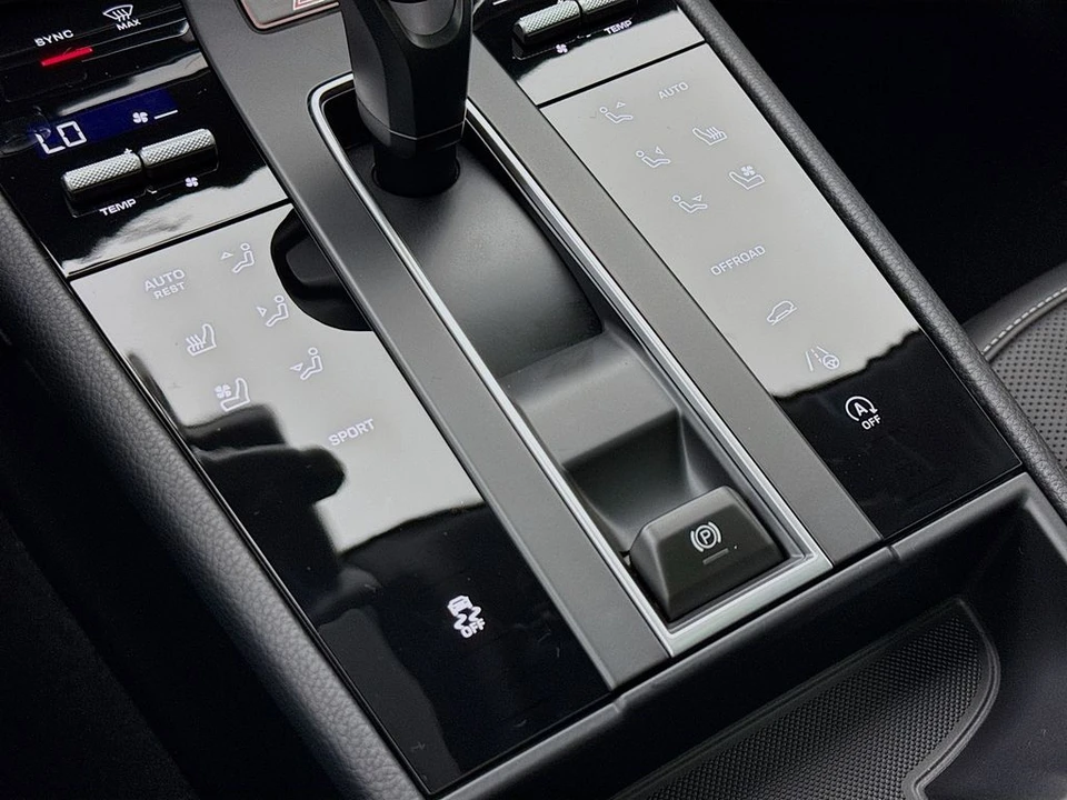 2026 Porsche Macan - Image 21 of 31