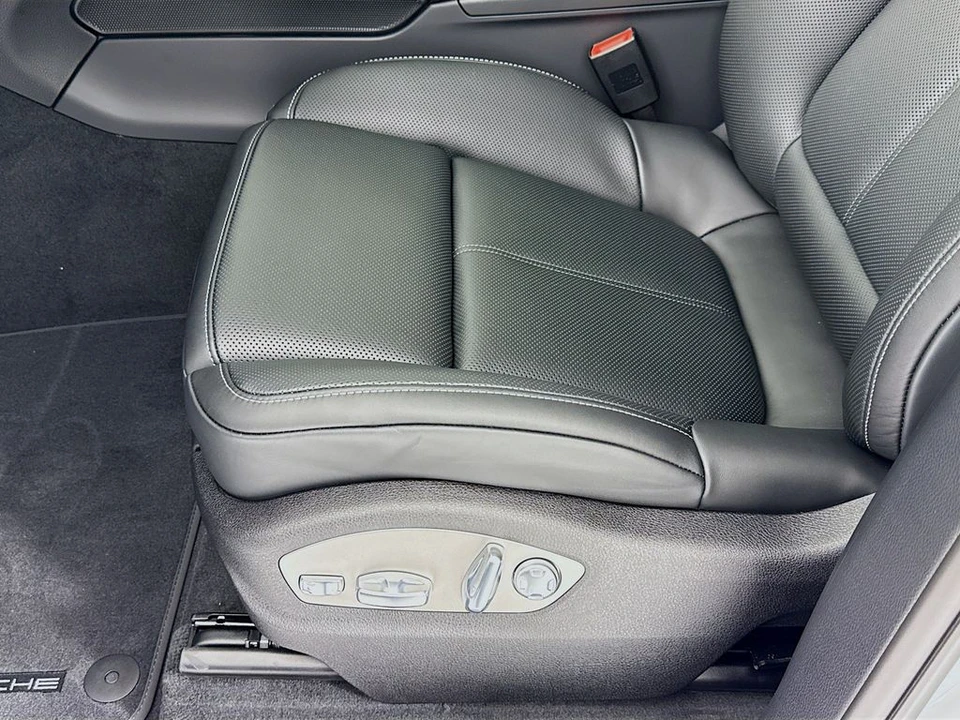 2026 Porsche Macan - Image 12 of 31