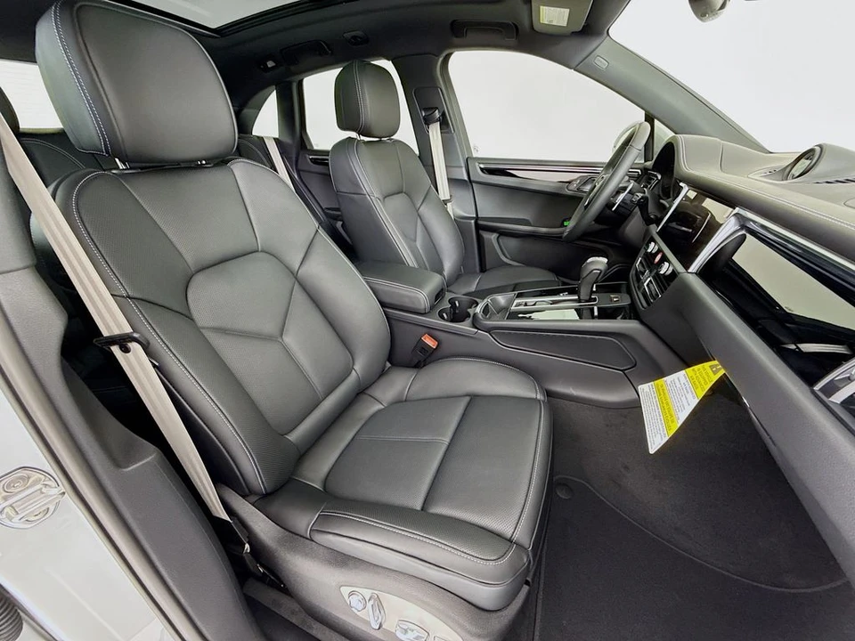 2026 Porsche Macan - Image 29 of 31