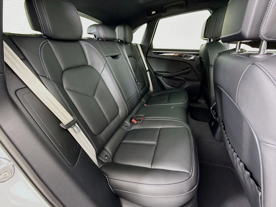 2026 Porsche Macan - Image 28 of 31