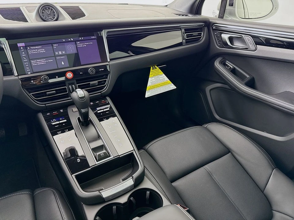 2026 Porsche Macan - Image 25 of 31