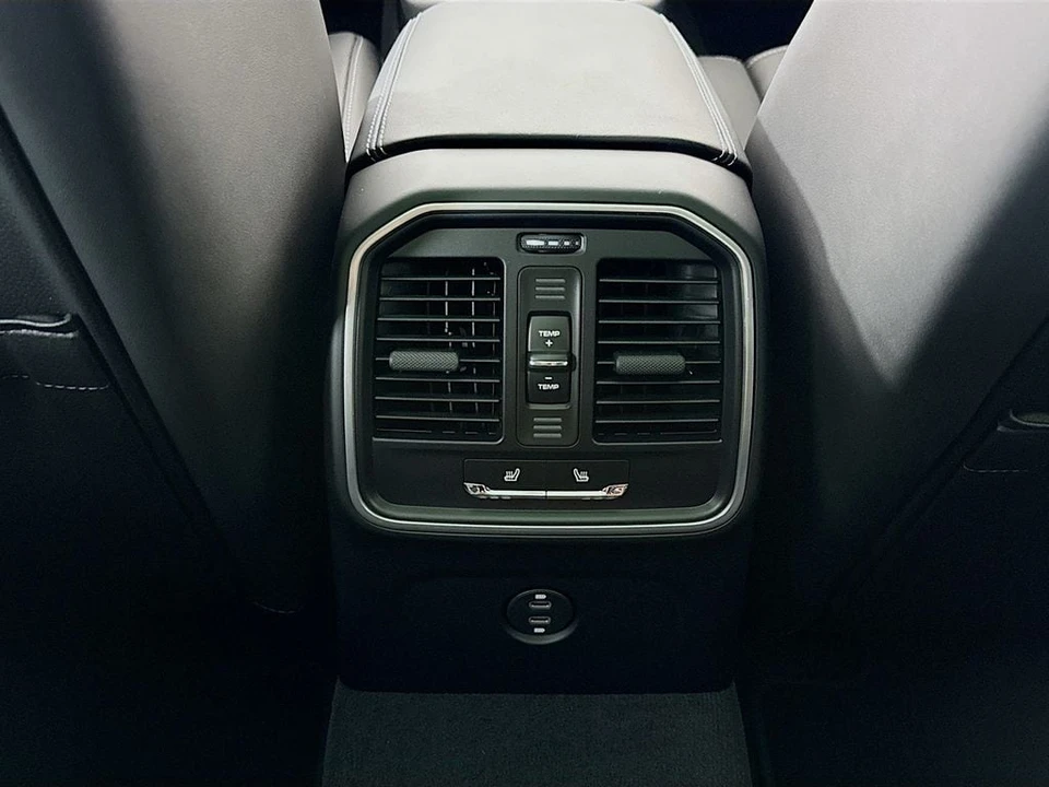 2026 Porsche Macan - Image 26 of 31