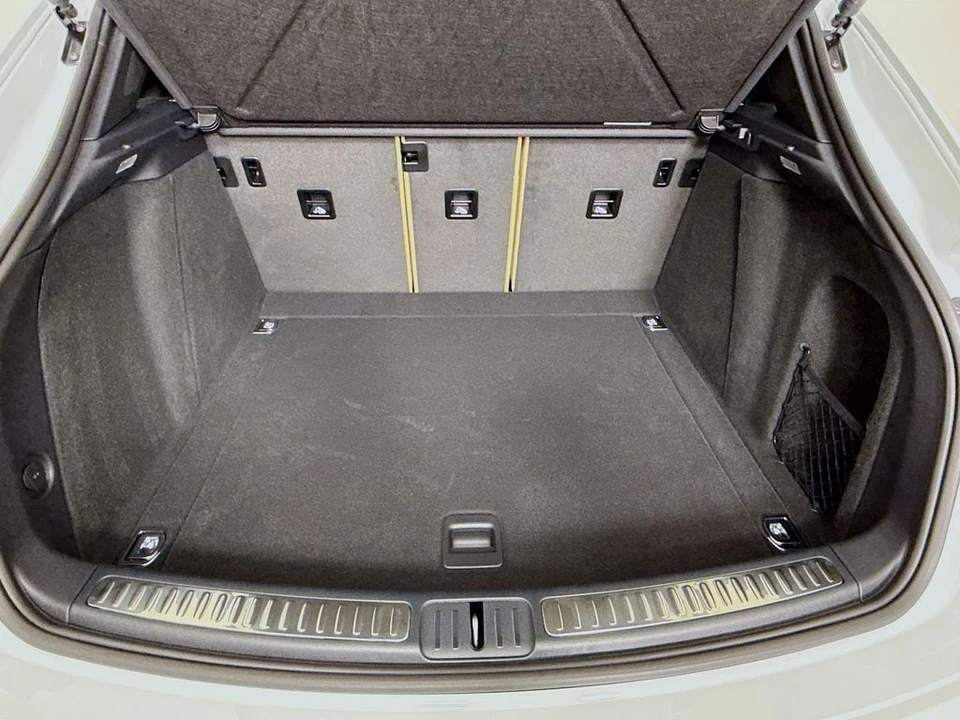 2026 Porsche Macan - Image 29 of 31