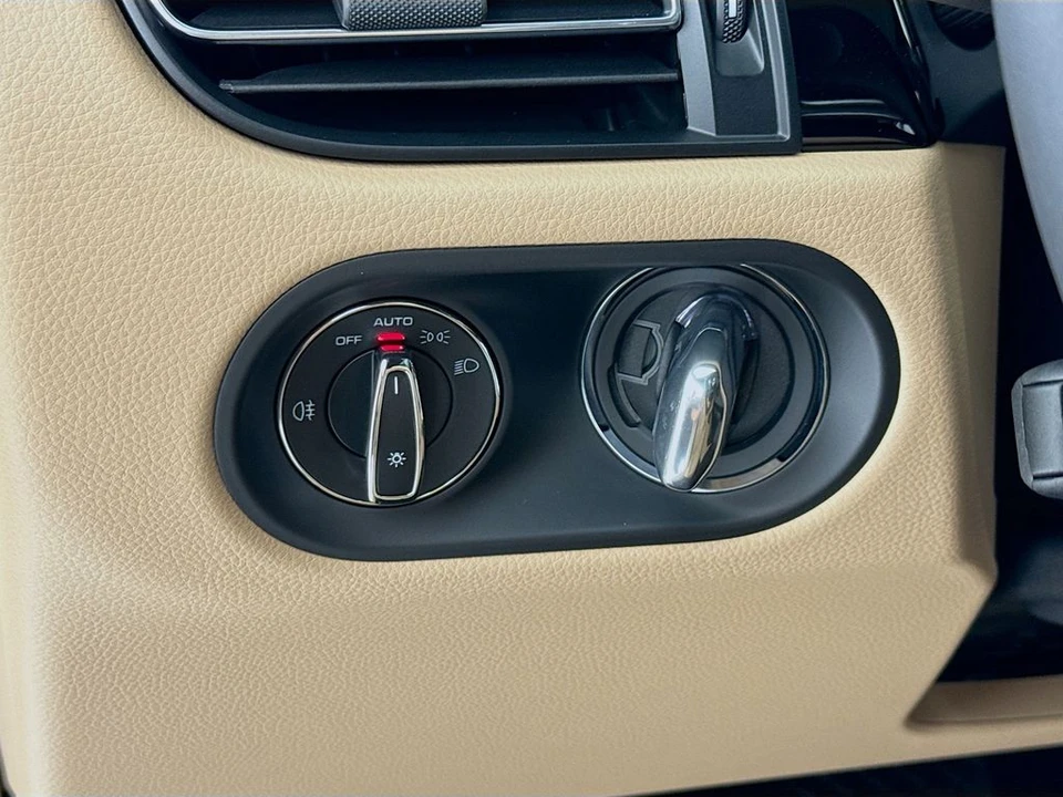 2026 Porsche Macan - Image 14 of 31