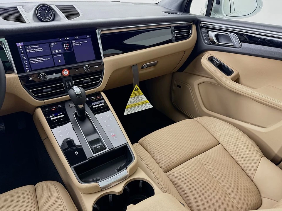 2026 Porsche Macan - Image 26 of 31