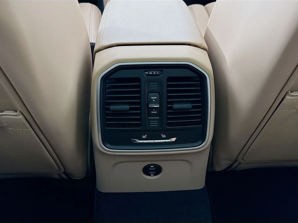 2026 Porsche Macan - Image 28 of 31