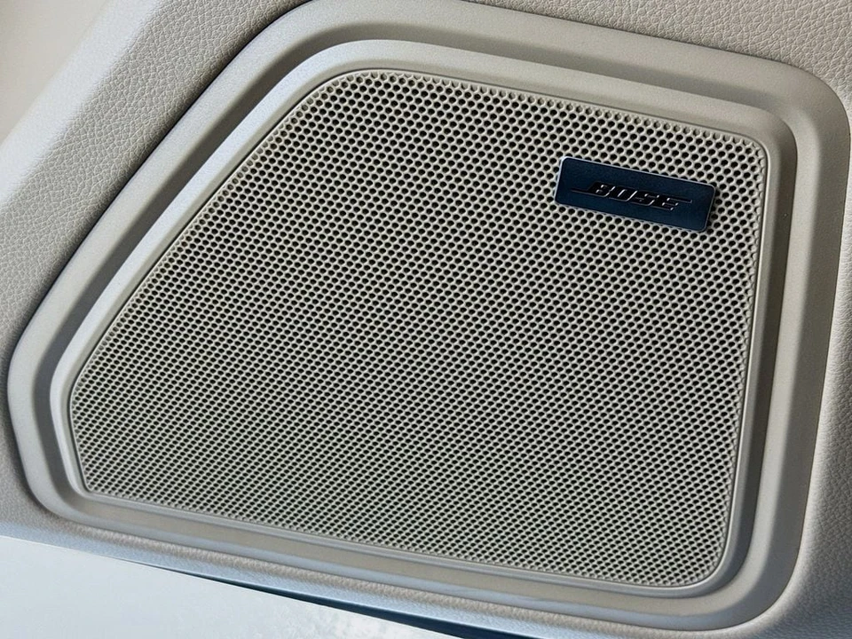 2026 Porsche Macan - Image 12 of 31