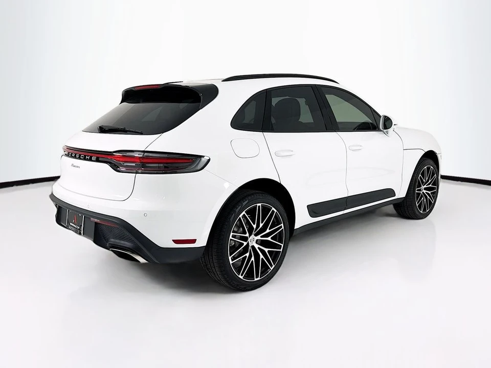 2026 Porsche Macan - Image 9 of 31