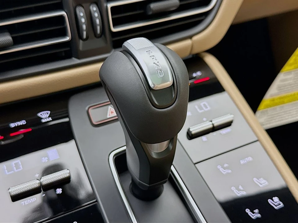 2026 Porsche Macan - Image 21 of 31